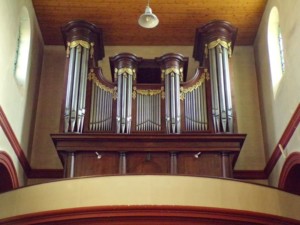 Photo du buffet de l'orgue de l'église Saint-Georges de Raon L'Étape.