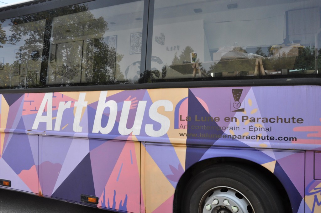 art_bus_la_lune_en_parachute