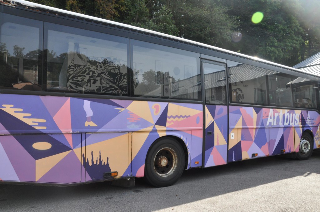 art_bus_la_lune_en_parachute